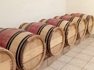 barrique chêne vin AOC Bordeaux chai Tournier Libourne pour château Rocher Figeac à Saint-Émilion
